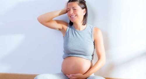 płacząca kobieta w ciąży