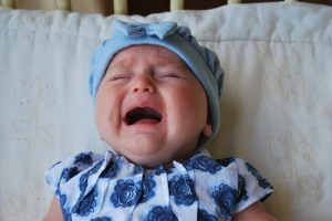Opieka nad płaczącym dzieckiem. Dlaczego taka ważna?