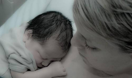 Matka z dzieckiem - odsuwanie napletka u dziecka