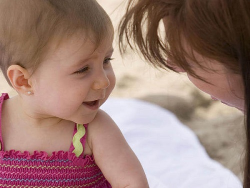 Śmiejące się dziecko z mamą