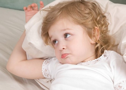 Prośba o wodę przed spaniem - dlaczego dzieci to robią?