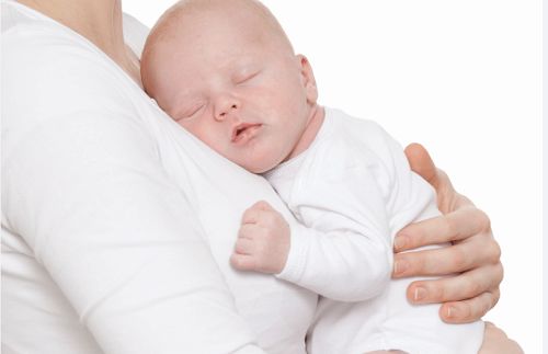 Sen niemowlaka – najlepszy, gdy mama jest tuż obok