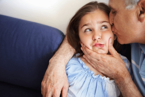 Wymuszanie czułości – zmuszanie dzieci do całowania dorosłych?