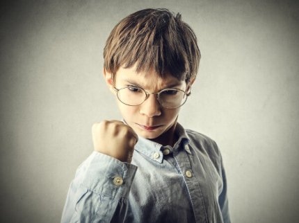 Chłopiec pokazujący siłę