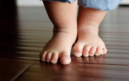 Czy pozwolić dziecku chodzić boso w domu - bose stopy dziecka