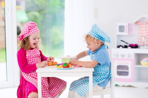 Dzieci bawią się w kuchni - zajęcia dla 2-latków