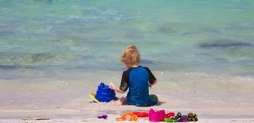 Dziecko bawi się na plaży
