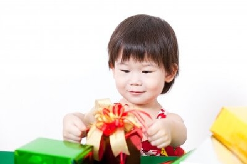 Dziecko rozpakowuje prezent