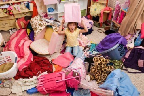 Dziecko krzyczy w bałaganie