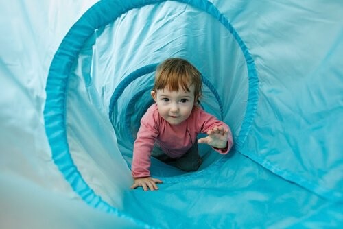 Dziecko bawiące się w tunelu