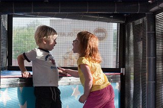 Dziewczynka i chłopiec krzyczący na siebie - krzyczenie w domu