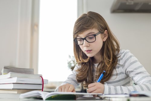 Dziewczynka odrabiająca lekcje w domu