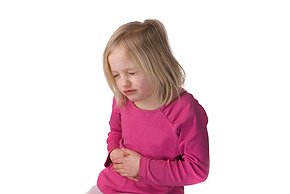 Dziewczynka z grymasem na twarzy, trzymająca się za brzuch - objawy choroby
