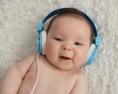 Efekt Mozarta - szczęśliwe dziecko w słuchawkach