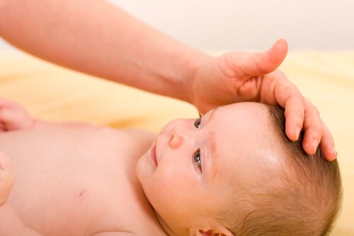 Gładzenie niemowlaka po głowie
