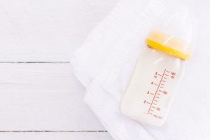 Jak czyścić butelkę dziecka – praktyczne porady