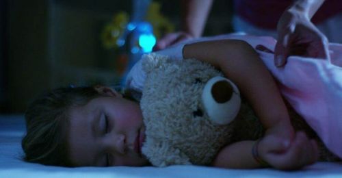 Jak zapewnić dziecku dobry sen - dziewczynka śpi
