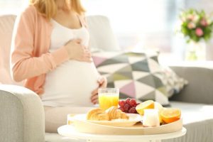Czego nie jeść podczas ciąży - 8 produktów, na które trzeba uważać