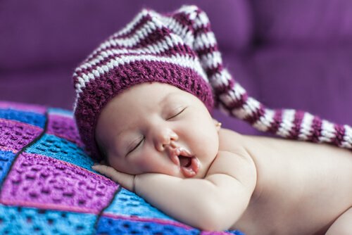 Kiedy jest właściwy czas na położenie dziecka spać - niemowlę śpi