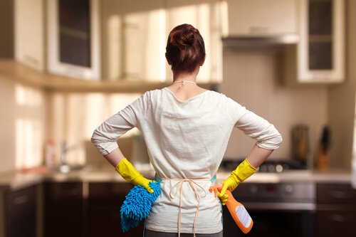 Kobieta sprząta dom