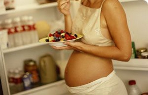 Kobieta w ciąży je owoce