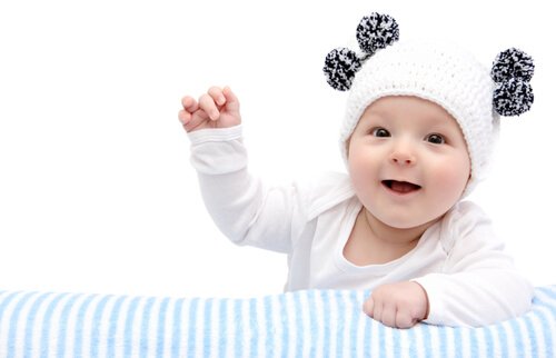 Korzyści z karmienia piersią - uśmiechnięte dziecko