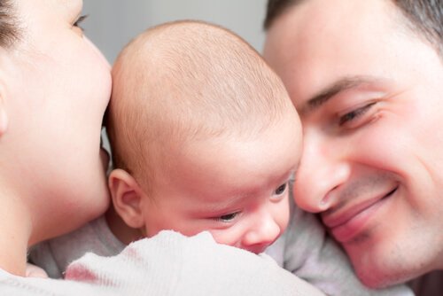 Małe dziecko z rodzicami