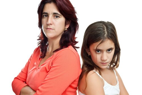 Mama i córka stoją tyłem - aby dzieci Cię słuchały, musisz panować nad złością