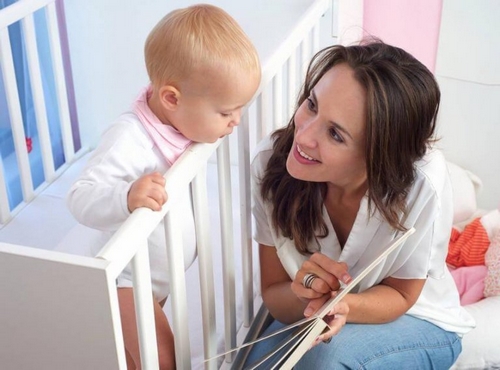 Mama czyta książkę dziecku wspomagając jego rozwój