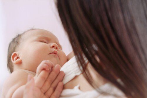 Pierwsze dni po narodzinach – poradnik dla przerażonych mam