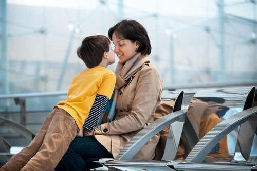 Pożegnanie matki i syna na lotnisku