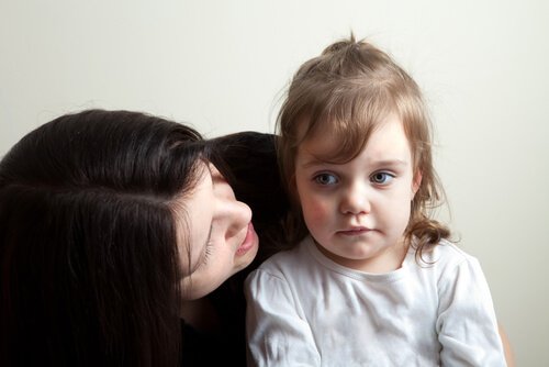 Mama mówi do ucha dziecka - aby dzieci Cię słuchały, musisz panować nad złością
