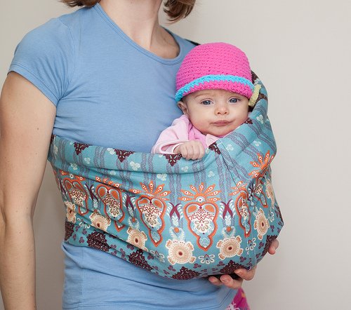 Mama nosząca niemowlę w chuście