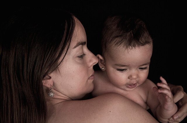 Mama trzymająca w ramionach chłopca - mama kocha swoje dziecko bardziej niż siebie samą