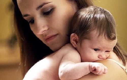 Debiutująca mama stara się uśpić dziecko