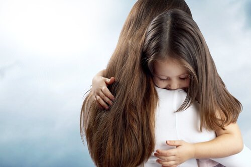 Kiedy dziecko boi się zostać samo, często pomaga przytulenie go i rozmowa.