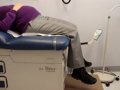 Kobieta w ciąży podczas wizyty u lekarza