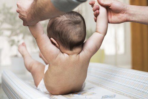 Nauka siadania niemowlaka