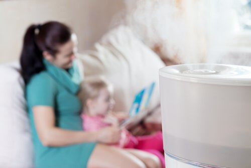 Nawilżacz powietrza, w tle mama z dzieckiem