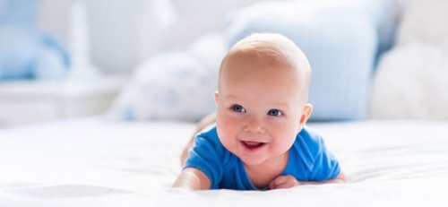 Niemowlę leżące na kocyku