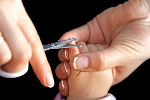 Obcinanie paznokci noworodkowi