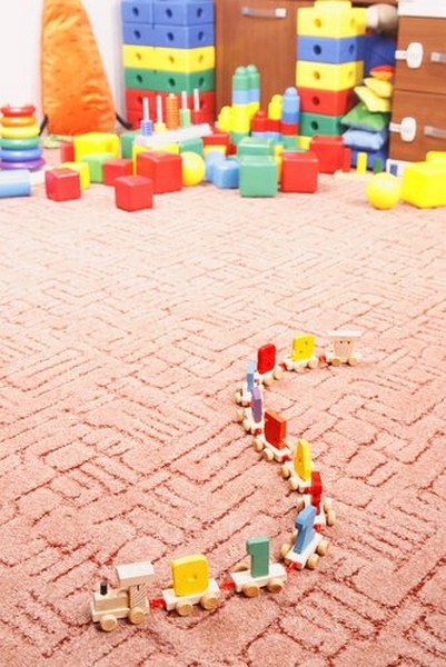 Pokój z porozrzucanymi dziecięcymi zabawkami