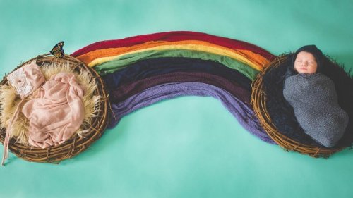 Pusty koszyk połączony tęczą z koszykiem z dzieckiem - inne macierzyństwo