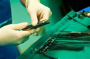 Ręce w rękawiczkach trzymające narzędzia chirurgiczne
