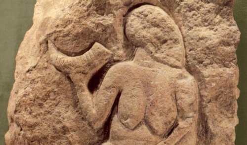 Rzeźba naskalna - kobieta trzymająca ksieżyc