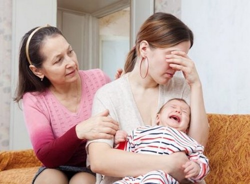 Bezradna matka z płaczącym niemowlakiem