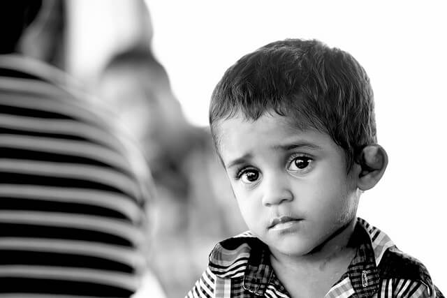 Smutny chłopiec w czarno-białych kolorach