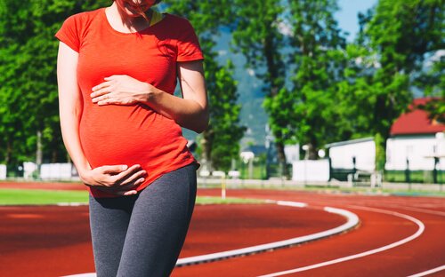 Regularne spacery w ciąży niosą ze sobą liczne korzyści.
