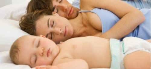 Śpiąca rodzina. Kiedy dziecko prześpi całą noc?
