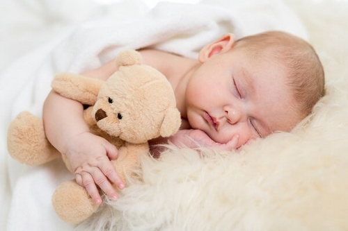 Dziecko podczas snu z przytulanką
